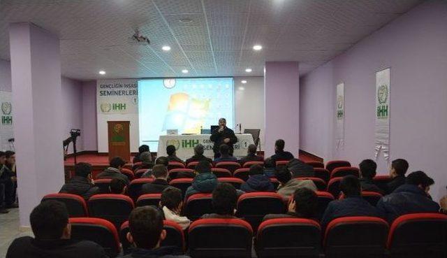 Şanlıurfa’da Gençliğin İnşası Semineri Düzenlendi