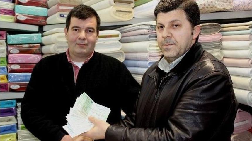 (&ouml;zel Haber) İ&ccedil;inde &Ccedil;&ouml;p Olduğunu Sandığı Poşetten Binlerce Liralık &Ccedil;ek &Ccedil;ıktı