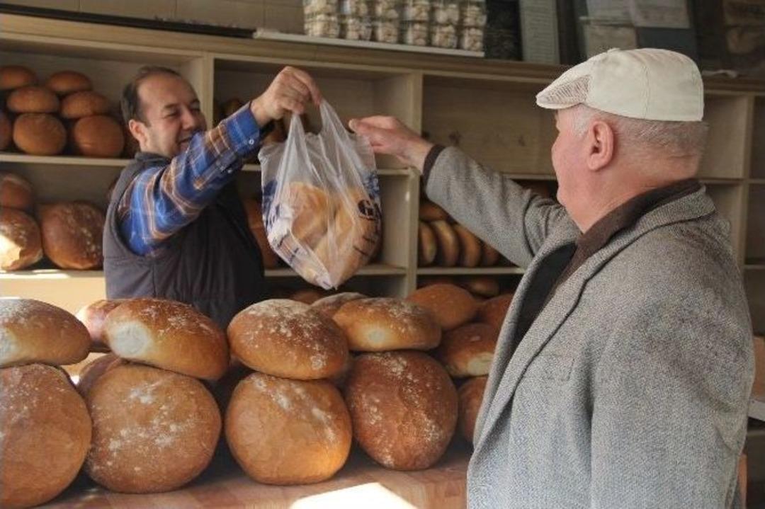 (&ouml;zel Haber) Bakanı Dinleyen, Fiyatları Alt&uuml;st Eden Fırıncı: 250 Gram Ekmek 39 Kuruş
