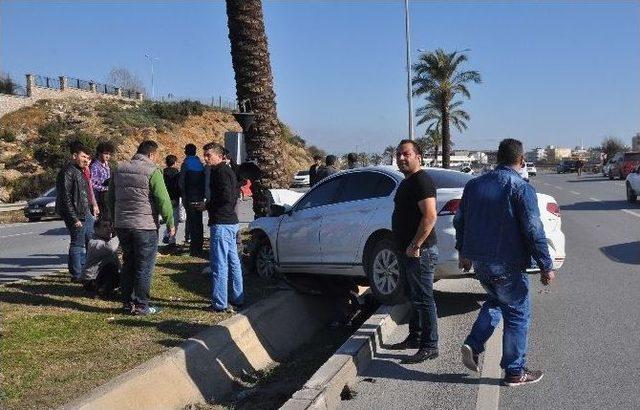 Antalya’da Kaza Ucuz Atlatıldı: 1 Yaralı