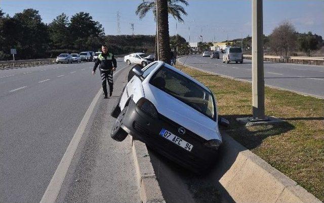 Antalya’da Kaza Ucuz Atlatıldı: 1 Yaralı