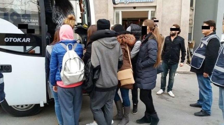 İzmir&rsquo;de Gece Kul&uuml;plerine Şok Baskın