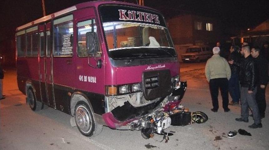 Motosiklet, Minib&uuml;s&uuml;n Altına Girdi: 1 Yaralı
