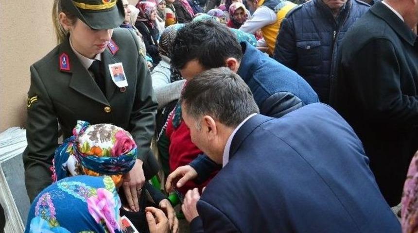 Şehit Annesi Y&uuml;rekleri Dağladı