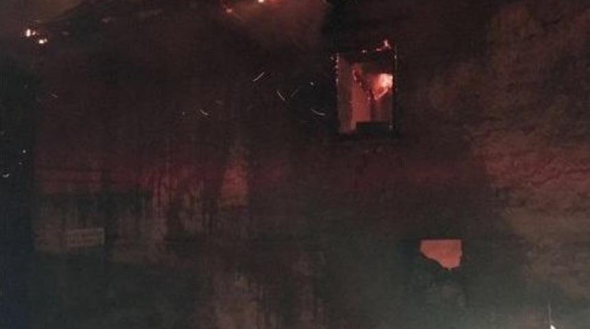 2 Katlı Kerpi&ccedil; Ev Alev Alev Yandı