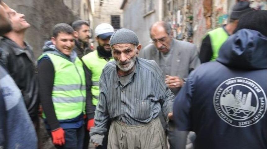 Yaşlı Adamın Evinden 5 Kamyon &Ccedil;&ouml;p Ve 6 Bin Lira &Ccedil;ıktı