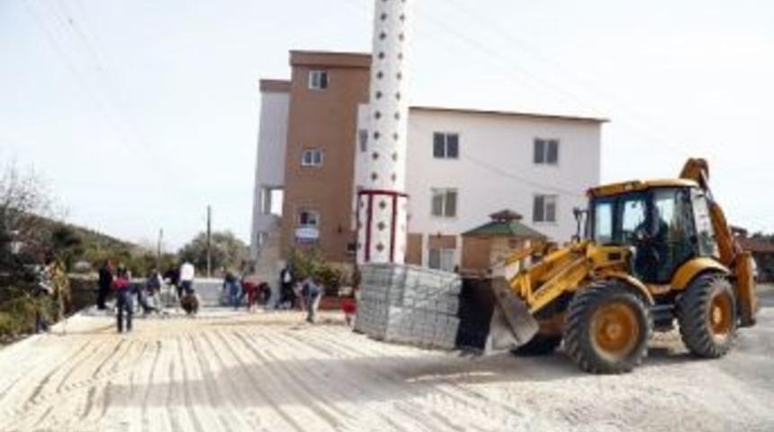 Erdemli&rsquo;de Cami Ve Kuran Kursları Bah&ccedil;elerine Parke D&ouml;şendi