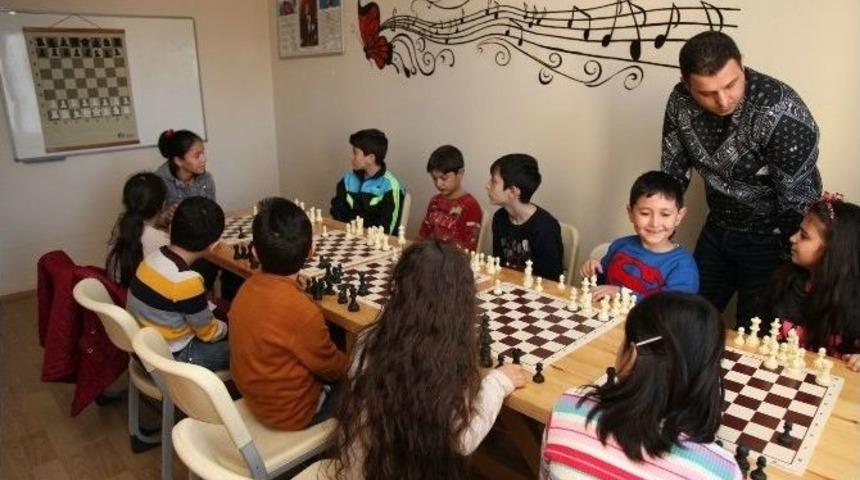 &Ccedil;ocuklara Emek Gen&ccedil;lik Merkezi&rsquo;nde Satran&ccedil; Eğitimi