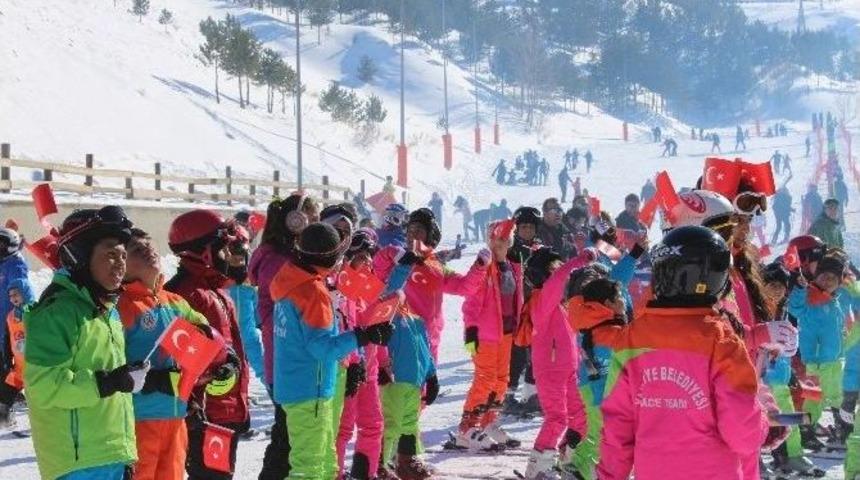 S&ouml;mestr Tatilinde Kayak &Ouml;ğrenen Minik &Ouml;ğrenciler Sertifikalarını Aldı