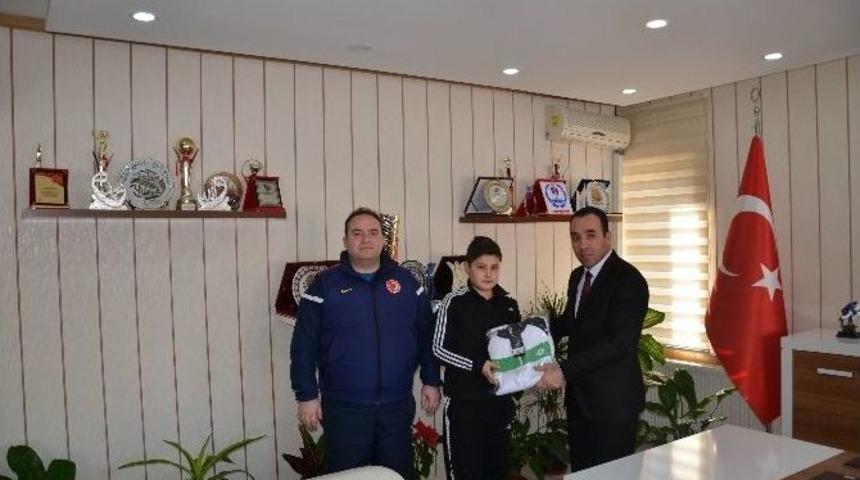 T&uuml;rkiye Şampiyonu Olan Minik Halterci &Ouml;d&uuml;llendirildi