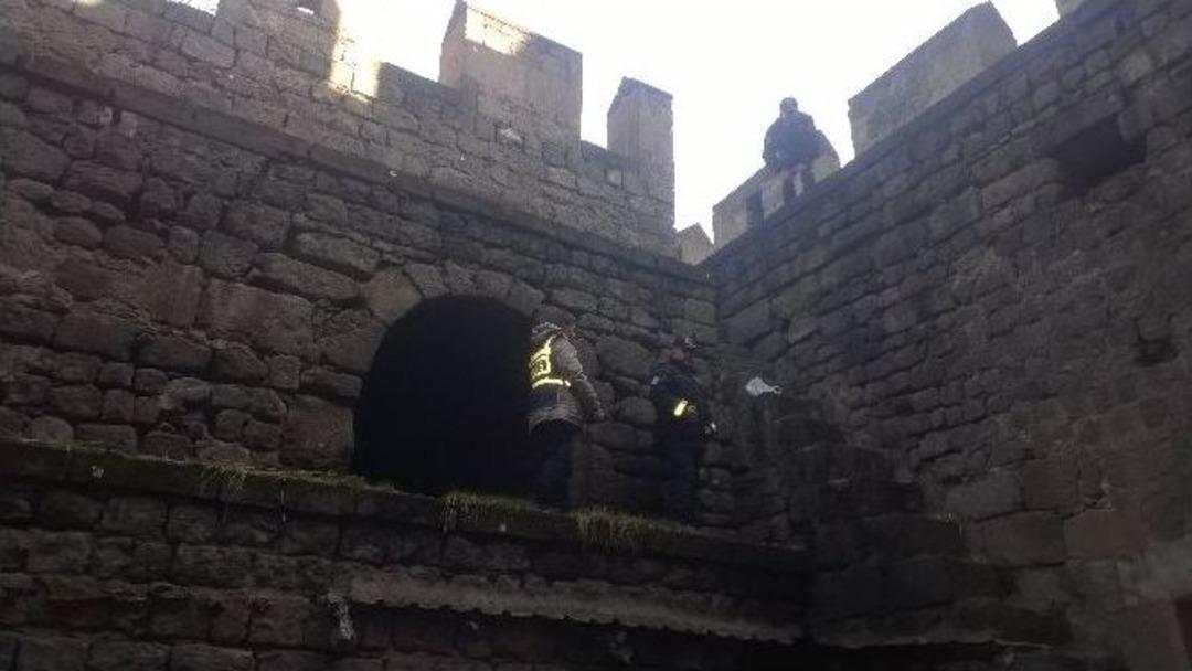 Altınlarını Kaptırdı Surlara &Ccedil;ıktı