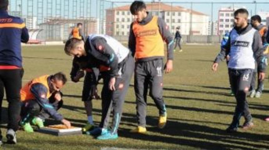 Amed Sfk&rsquo;ya Baklava İkram Edildi