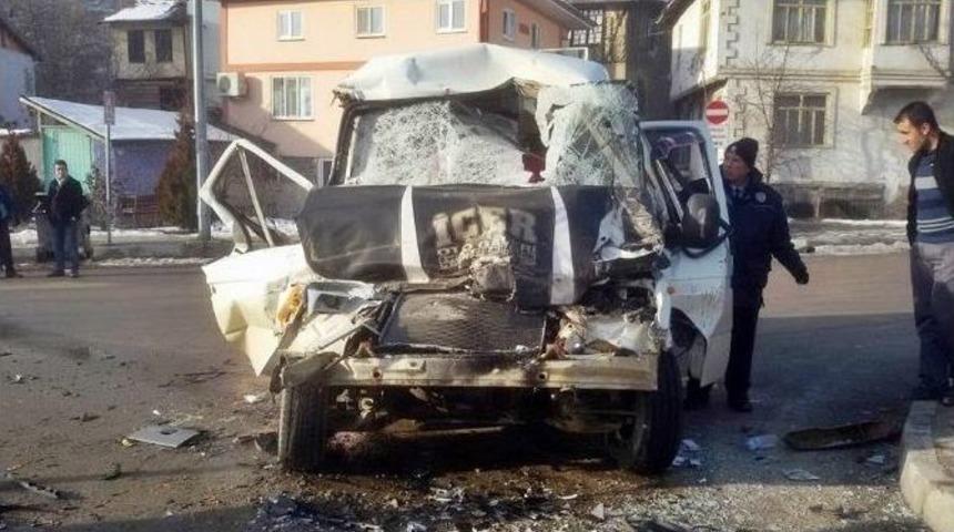 Minib&uuml;s Kamyona &Ccedil;arptı: 4 Yaralı