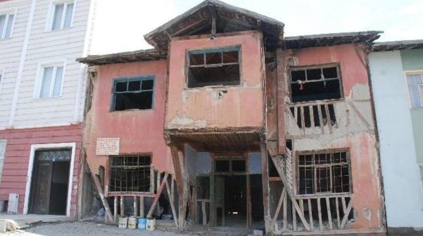 Yıkılmak &Uuml;zere Olan Ev Mahalle Sakinlerini Tedirgin Ediyor