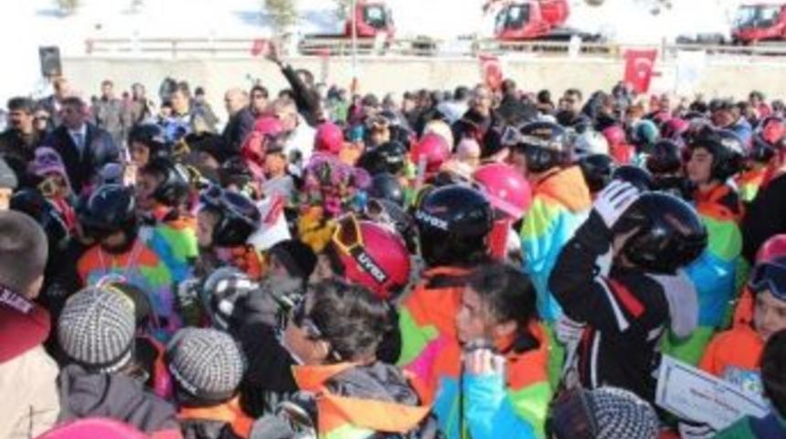 15 G&uuml;nl&uuml;k Eğitimi Tamamladılar, Şimdi Onlar Kayağı Biliyorlar