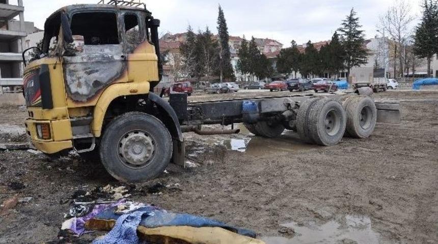 Boz&uuml;y&uuml;k&rsquo;te Park Halindeki Kamyon Yandı