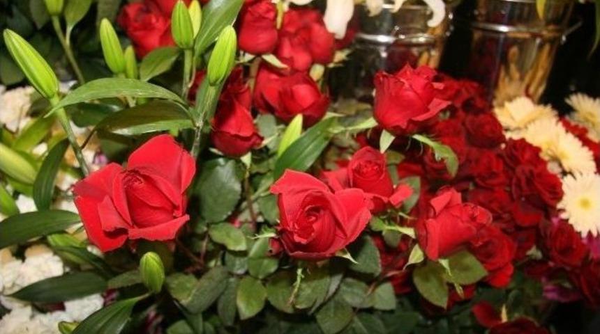 Afyonkarahisar&rsquo;da Ki &Ccedil;i&ccedil;ek&ccedil;ilerde 14 Şubat Sevgililer G&uuml;n&uuml; Satış Telaşesi Başla