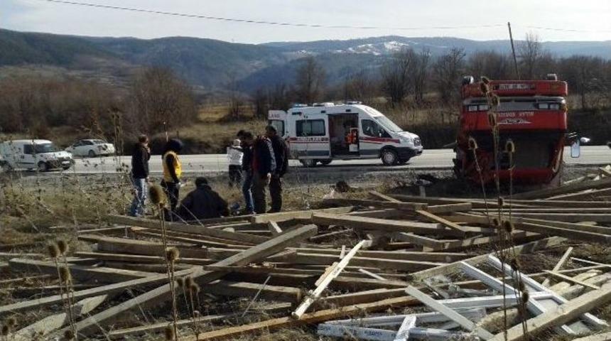 Kargı&rsquo;da Kamyonet Devrildi: 3 Yaralı