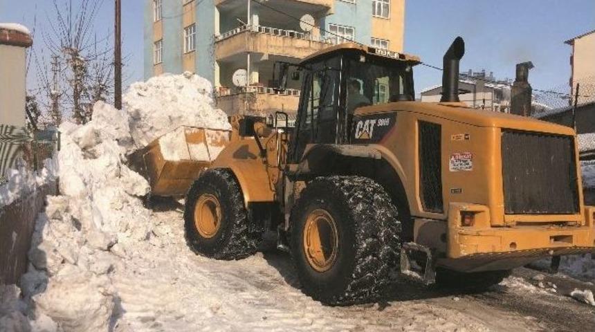 Karla M&uuml;cadele Ara Sokaklarda Devam Ediyor