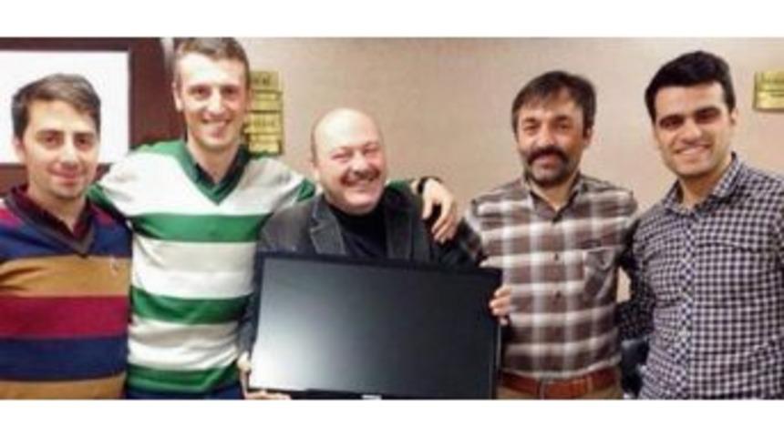 Denize Lcd Televizyonunu Atan &Ccedil;ılgın Taraftara Arkadaşlarından Yeni Lcd