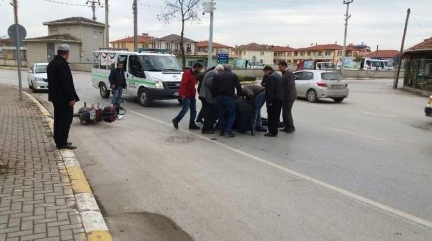 Sakarya&rsquo;da Otomobil Motosiklete &Ccedil;arptı: 1 Yaralı