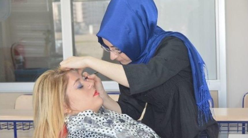 Yunusemre&rsquo;yi İstanbul&rsquo;da Temsil Edecek Makyaj Kursiyerleri İddialı: