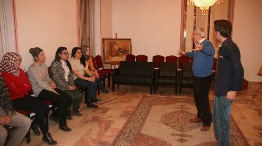 Şehir Tiyatroları &Ccedil;alışmalarına Devam Ediyor