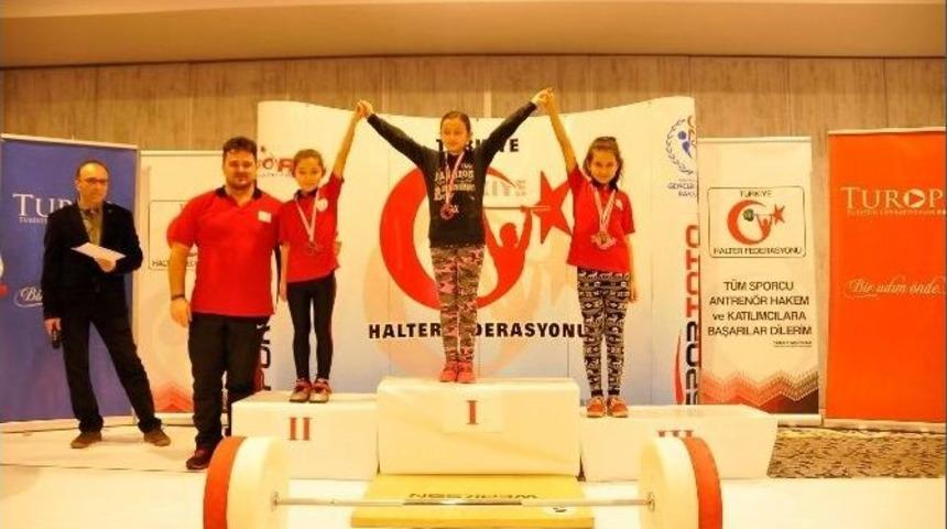 Halterin &lsquo;altın&rsquo; Miniğinden T&uuml;rkiye Şampiyonluğu