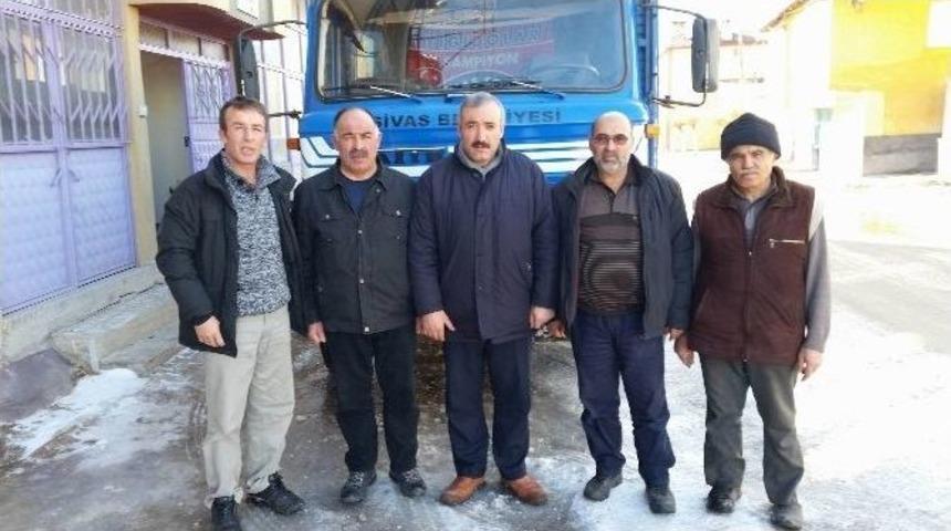 Hayırsever &Ccedil;ift&ccedil;i Bir Kamyon Patates Bağışladı