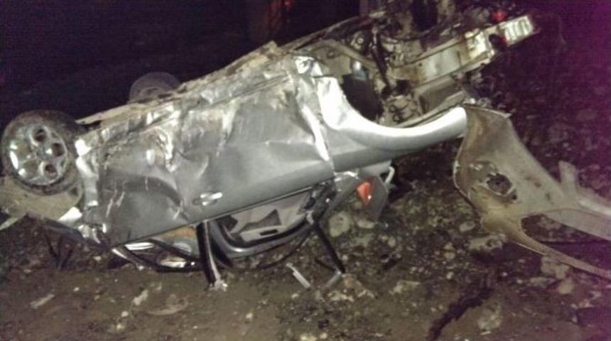 Otomobil Dereye D&uuml;şt&uuml;: 2 &Ouml;l&uuml;, 1 Yaralı