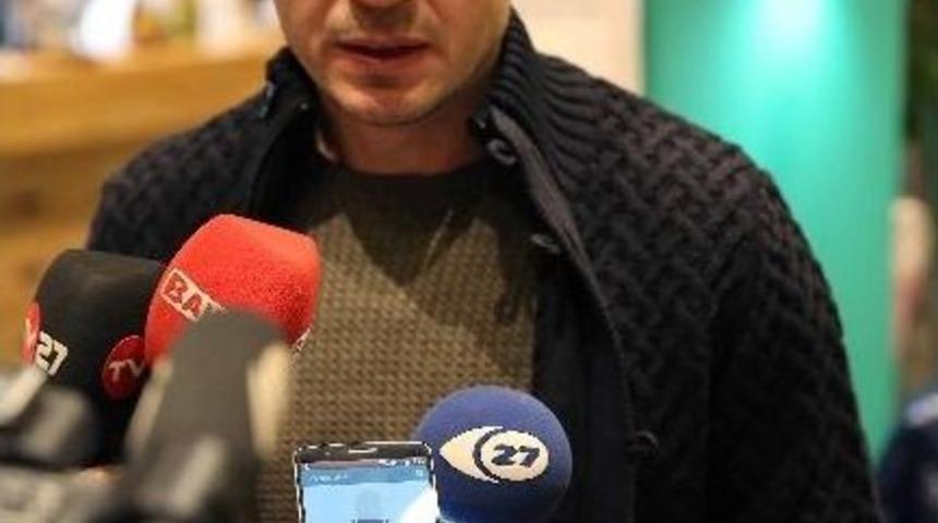 B&uuml;y&uuml;kşehir Futbolcuları Mahmood Cafe De Buluştu.