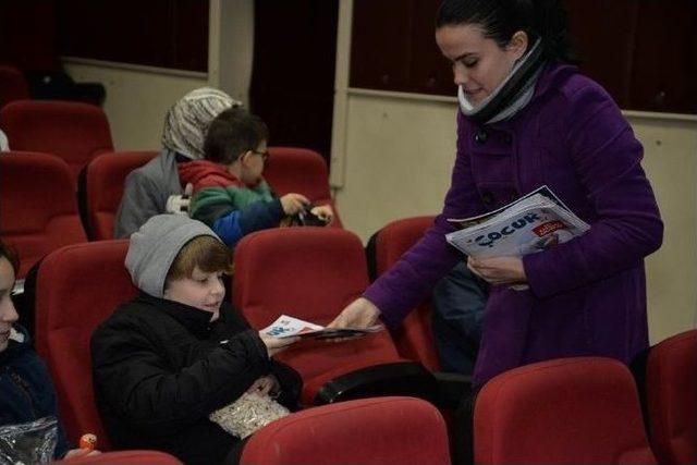 Ücretsiz Sinema İle Keyifli Anlar Yaşayan Çocuklara ’’bilecik Çocuk’’ Dergisi Dağıtıldı