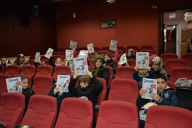 Ücretsiz Sinema İle Keyifli Anlar Yaşayan Çocuklara ’’bilecik Çocuk’’ Dergisi Dağıtıldı