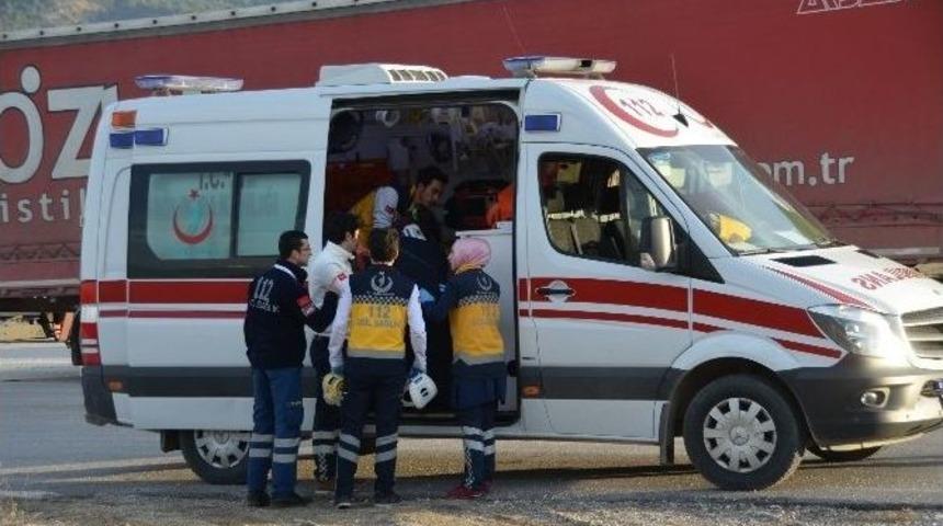 Otomobil Tır&rsquo;a &Ccedil;arptı: 4 Yaralı