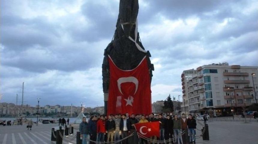 Truva Atı&rsquo;na T&uuml;rk Bayrağı Asarak Ter&ouml;r&uuml; Protesto Ettiler