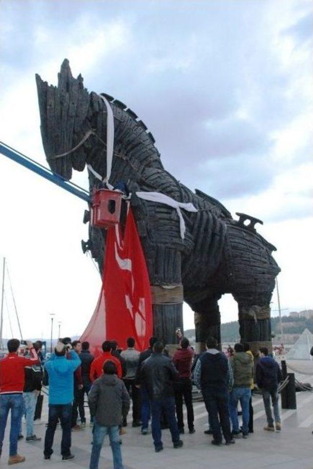 Truva Atı’na Türk Bayrağı Asarak Terörü Protesto Ettiler