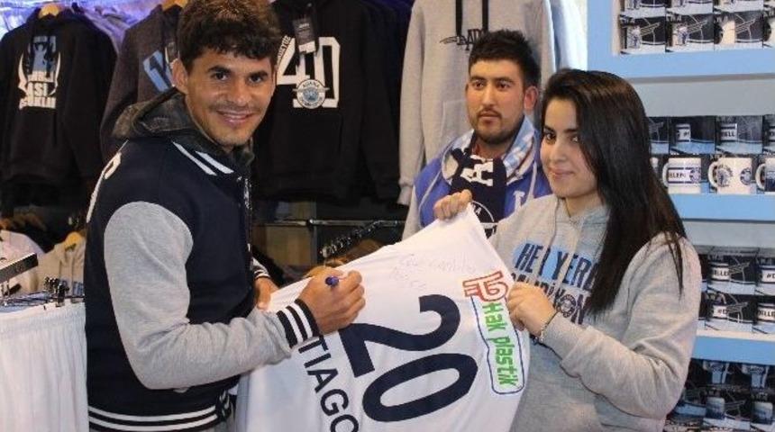 Tiago&rsquo;dan İki Taraftara İmzalı Forma