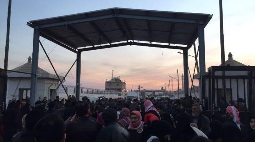 Sınıra Dayanan Suriyelilere Yardım Eli Uzatıldı