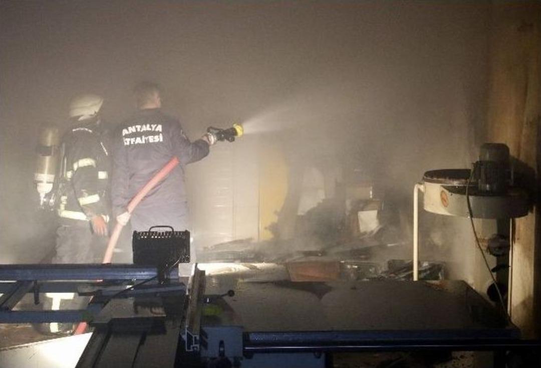 Antalya&rsquo;da Mobilya At&ouml;lyesinde Yangın