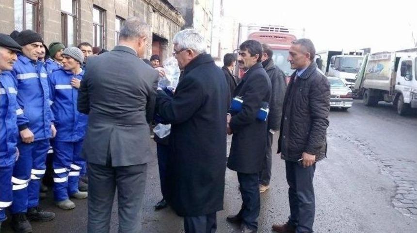Kars Belediye Başkanlığı&rsquo;ndan 120 Temizlik İş&ccedil;ine Kışlık Kıyafet