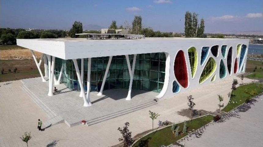 Buz Pisti Bakıma Alınıyor