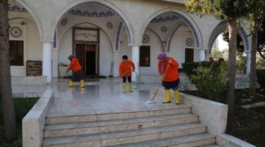 Y&uuml;reğir Belediyesi İbadethaneleri Temizliyor