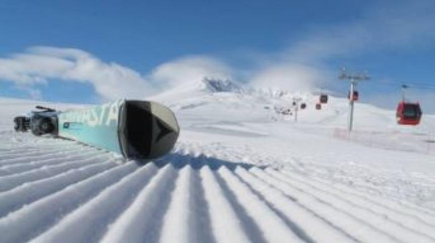 Erciyes’te Kayak Keyfine Rüzgar Engeli