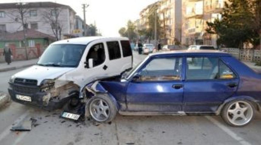 Ambulansa Yol Vermek İsterken Kaza Yaptı