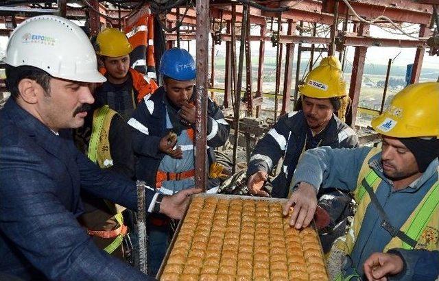 101 Metrelik Expo Kulesinin Zirvesinde Baklavalı Kutlama