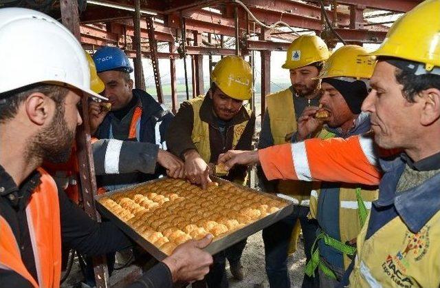 101 Metrelik Expo Kulesinin Zirvesinde Baklavalı Kutlama