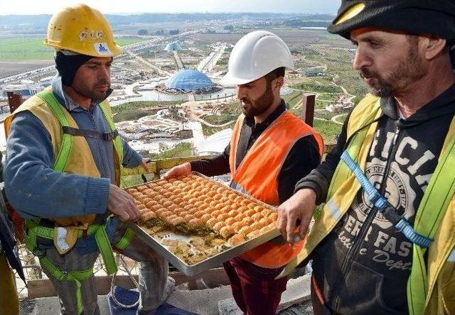 101 Metrelik Expo Kulesinin Zirvesinde Baklavalı Kutlama