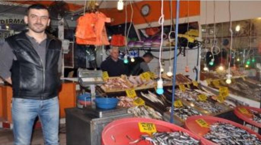 (&ouml;zel Haber) Balık Tezgahında Y&uuml;zler G&uuml;l&uuml;yor