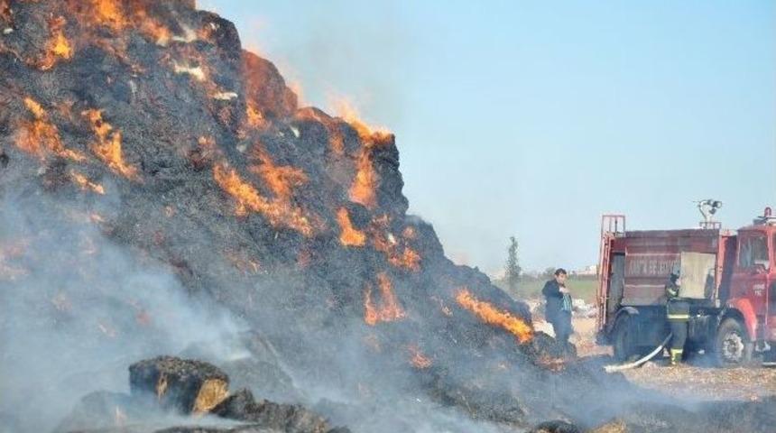 &Ccedil;iftlikte &Ccedil;ıkan Yangında 5 Bin Balya Saman K&uuml;l Oldu