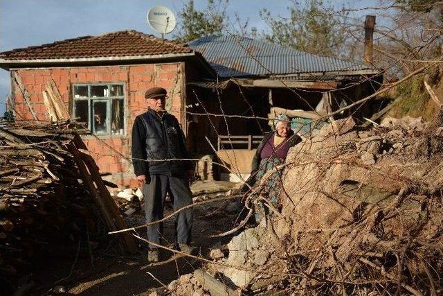 Yamaçtan Kopan Kaya Parçaları Yürekleri Ağza Getirdi